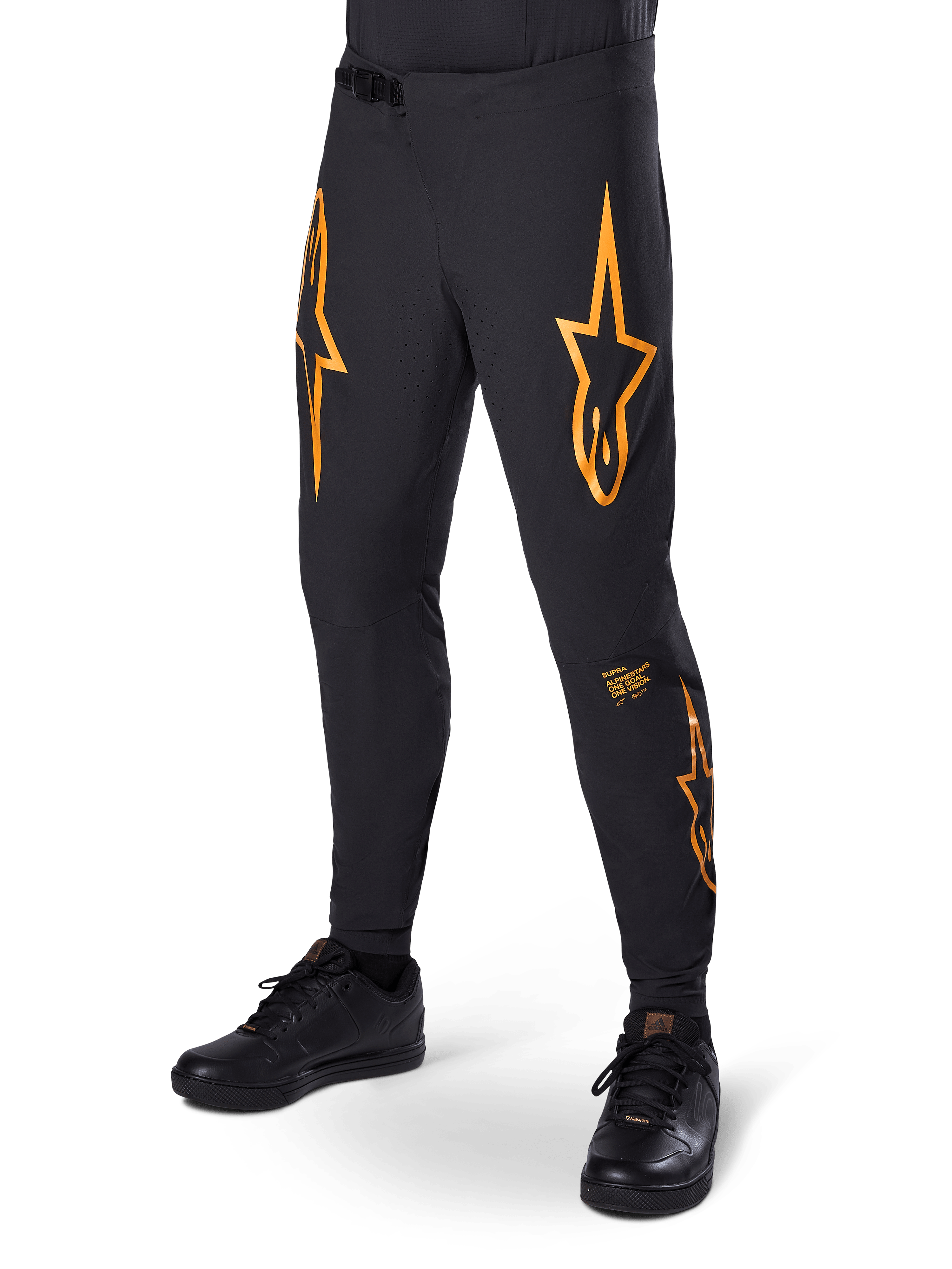 Alpinestars A-Supra Race Pants, negros con gráficos de estrellas naranjas, pantalones de carreras de MTB con ventilación perforada por láser y cierre de cintura con trinquete, ajuste de rendimiento para ciclismo de montaña