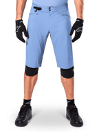Shorts Alpinestars A-Dura, shorts de mountain bike color azul Infinity, usados con guantes y rodilleras negros, con cierre de doble broche y ajustador lateral de cintura, equipamiento de ciclismo de alto rendimiento para MTB