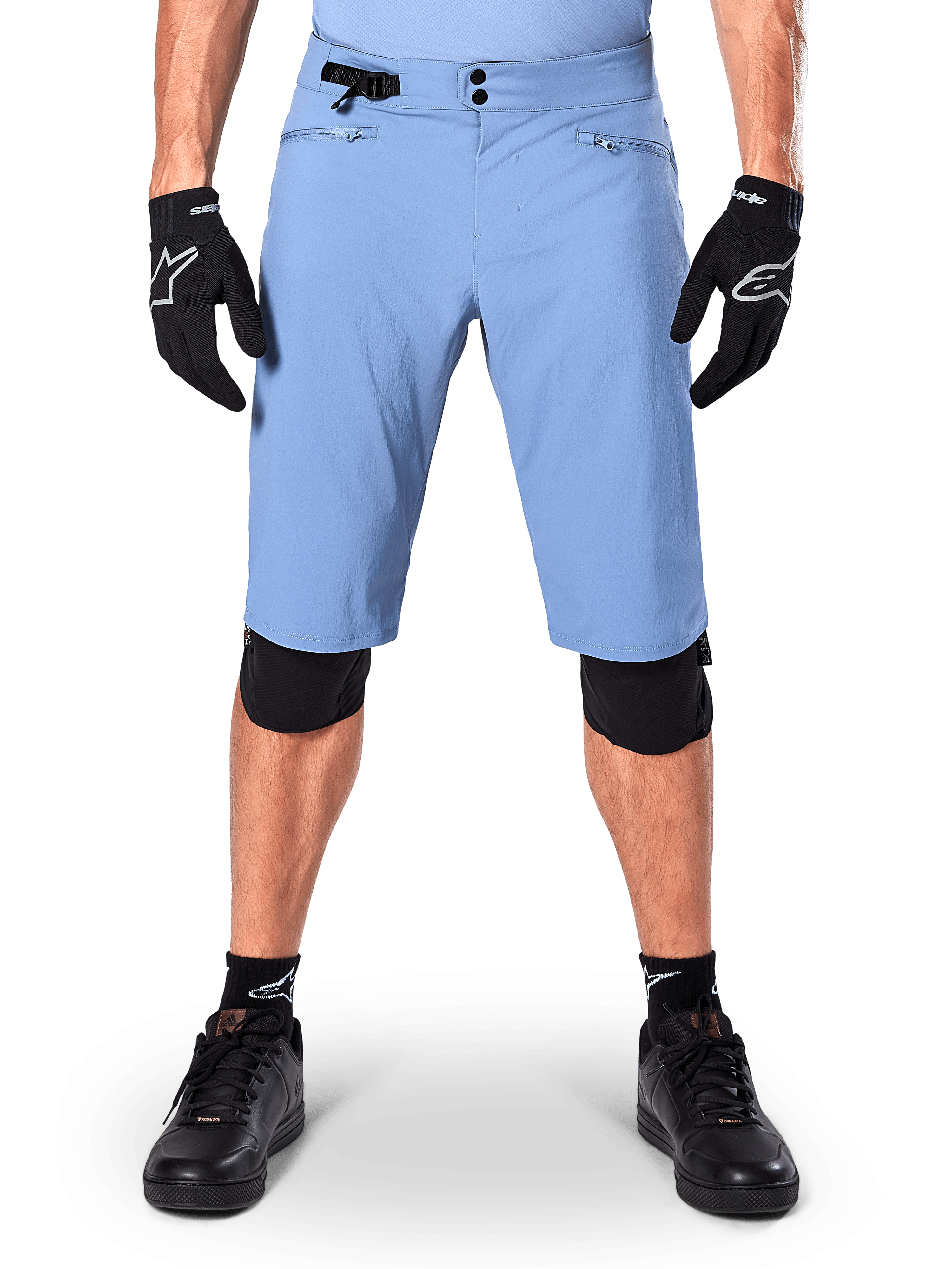 Shorts Alpinestars A-Dura, shorts de mountain bike color azul Infinity, usados con guantes y rodilleras negros, con cierre de doble broche y ajustador lateral de cintura, equipamiento de ciclismo de alto rendimiento para MTB