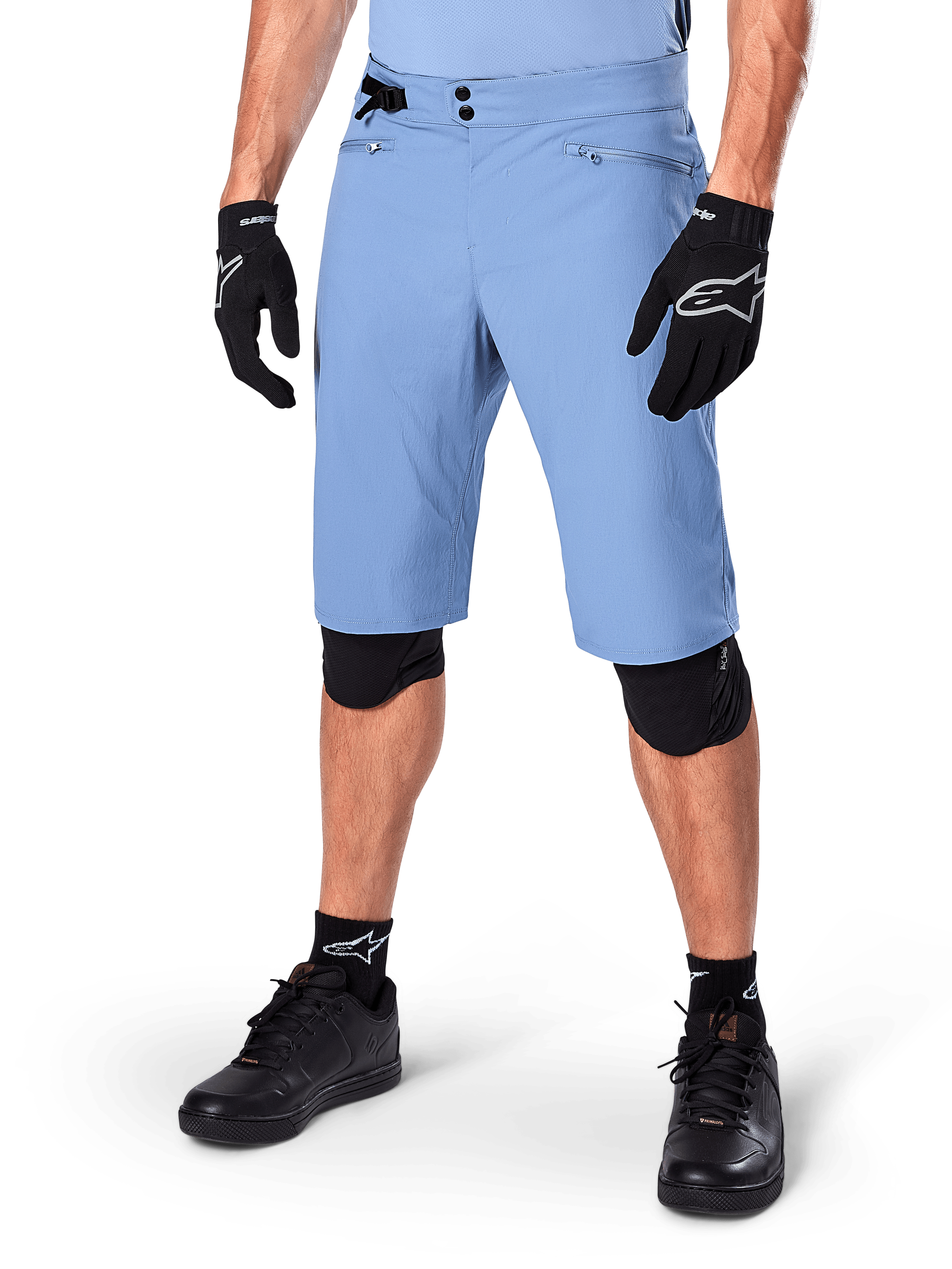 Shorts Alpinestars A-Dura, Infinity Blue, shorts de ciclismo de montaña, con bolsillos con cremallera y cierre de doble broche, combinados con guantes y rodilleras negros, tejido elástico en 2 direcciones resistente para MTB