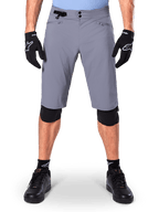 Shorts Alpinestars A-Dura, shorts de ciclismo de montaña, gris oscuro, usados con guantes y rodilleras Alpinestars negros, con cierre de doble broche y bolsillos con cremallera forrados de malla, tejido elástico duradero en 2 direcciones para ciclismo todoterreno