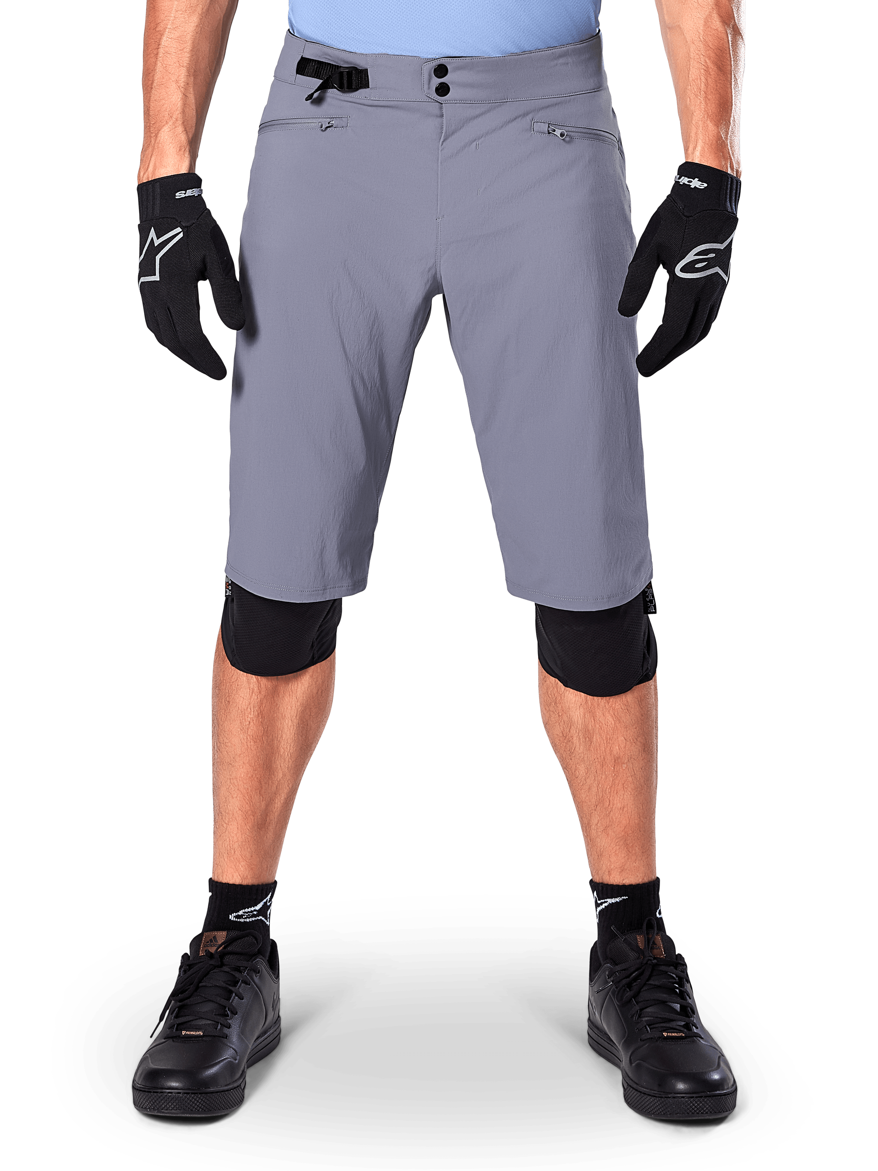 Shorts Alpinestars A-Dura, shorts de ciclismo de montaña, gris oscuro, usados con guantes y rodilleras Alpinestars negros, con cierre de doble broche y bolsillos con cremallera forrados de malla, tejido elástico duradero en 2 direcciones para ciclismo todoterreno