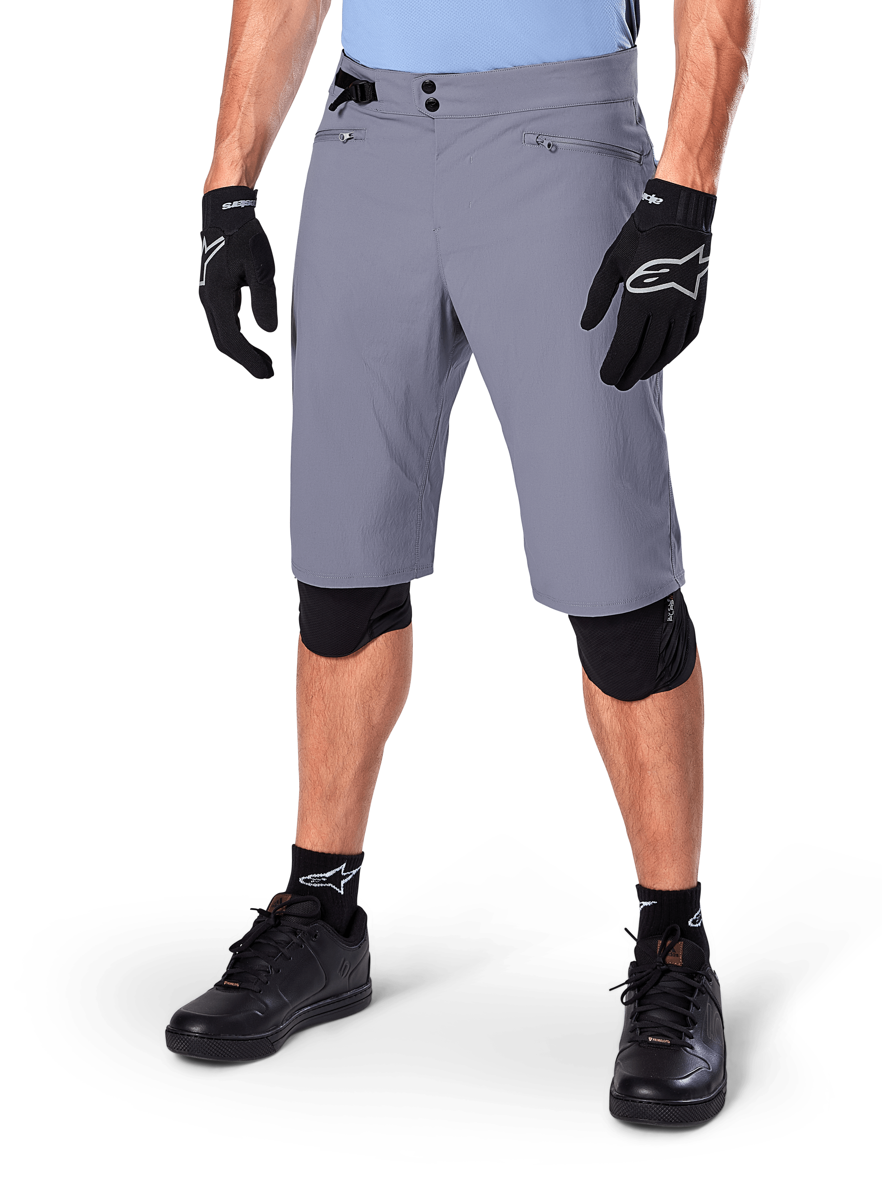 Alpinestars A-Dura Shorts, shorts de ciclismo de montaña gris oscuro, combinados con guantes y rodilleras negros, con bolsillos con cremallera y cierre de doble broche, equipamiento de ciclismo resistente para senderos todoterreno