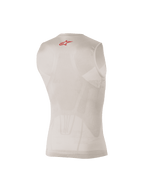 Alpinestars Tech Tank Summer, capa base sin mangas en color plateado y rojo, vista trasera que muestra paneles de malla con mapeo corporal y un pequeño logotipo rojo en la parte superior de la espalda, diseñada para la absorción de la humedad y la refrigeración bajo el equipo de motocross o MTB.