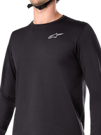 Alpinestars A-Dura Thermal Jersey, jersey de ciclismo de manga larga, negro, con logotipo blanco en el pecho, tejido con forro polar aislante, cola trasera extendida, diseñado para ciclismo de montaña en climas fríos