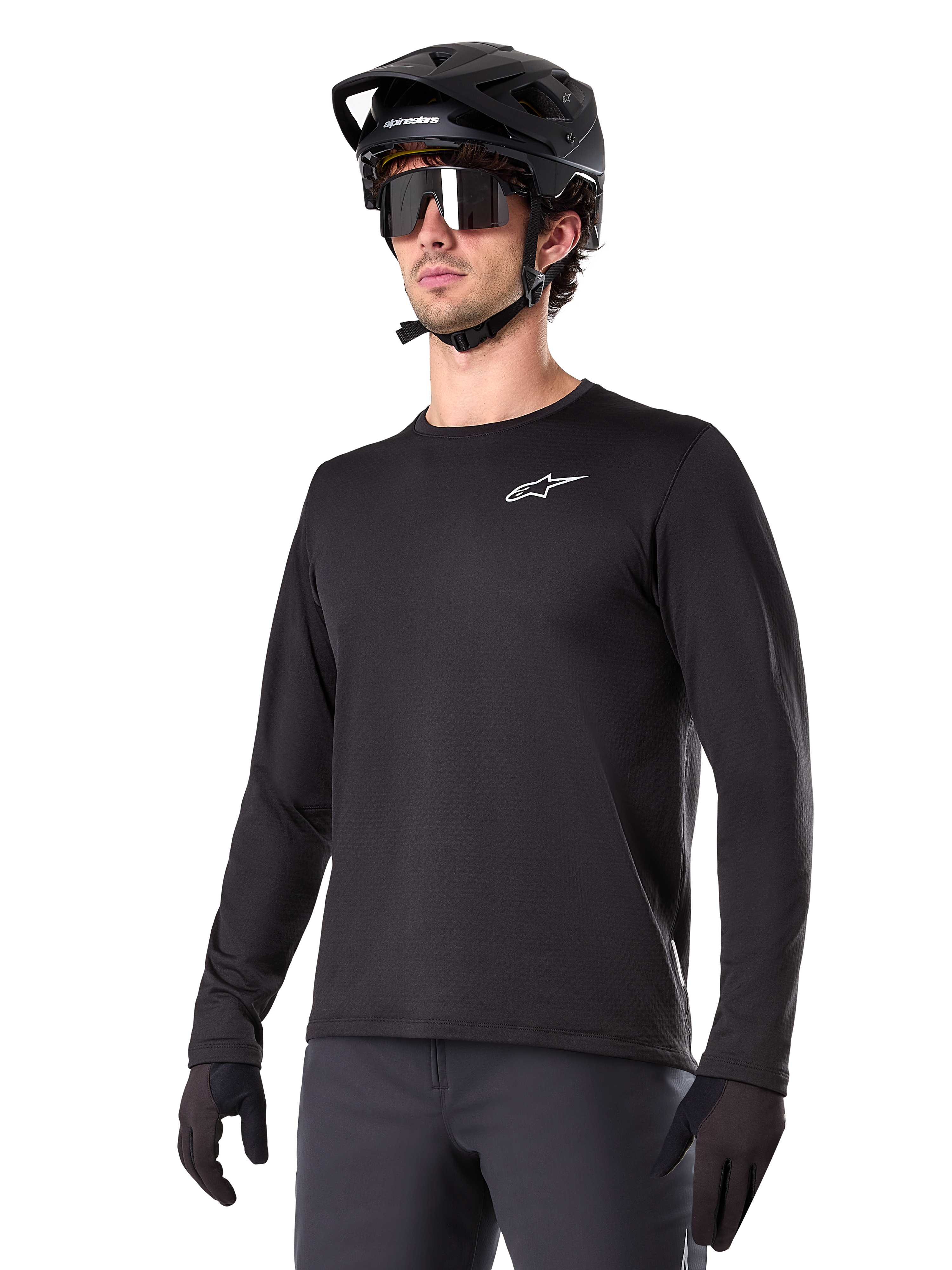 Alpinestars A-Dura Thermal Jersey, jersey de ciclismo de montaña de manga larga, negro con logotipo blanco en el pecho, usado con casco y guantes negros, diseño deportivo y elegante para trail