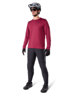 Jersey térmico Alpinestars A-Dura en color granate, camiseta de ciclismo aislante de manga larga combinada con pantalones de ciclismo de montaña gris oscuro, guantes negros y casco gris, toma de estudio de cuerpo completo de equipamiento de MTB para clima frío.