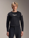 Alpinestars A-Aria Polartec Elite Jersey, jersey de MTB de manga larga, negro, con el logotipo 'astars' blanco en el pecho y gráficos blancos en los hombros, equipamiento de ciclismo de alto rendimiento lucido por un modelo