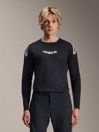 Alpinestars A-Aria Polartec Elite Jersey, jersey de MTB de manga larga, negro, con el logotipo 'astars' blanco en el pecho y gráficos blancos en los hombros, equipamiento de ciclismo de alto rendimiento lucido por un modelo