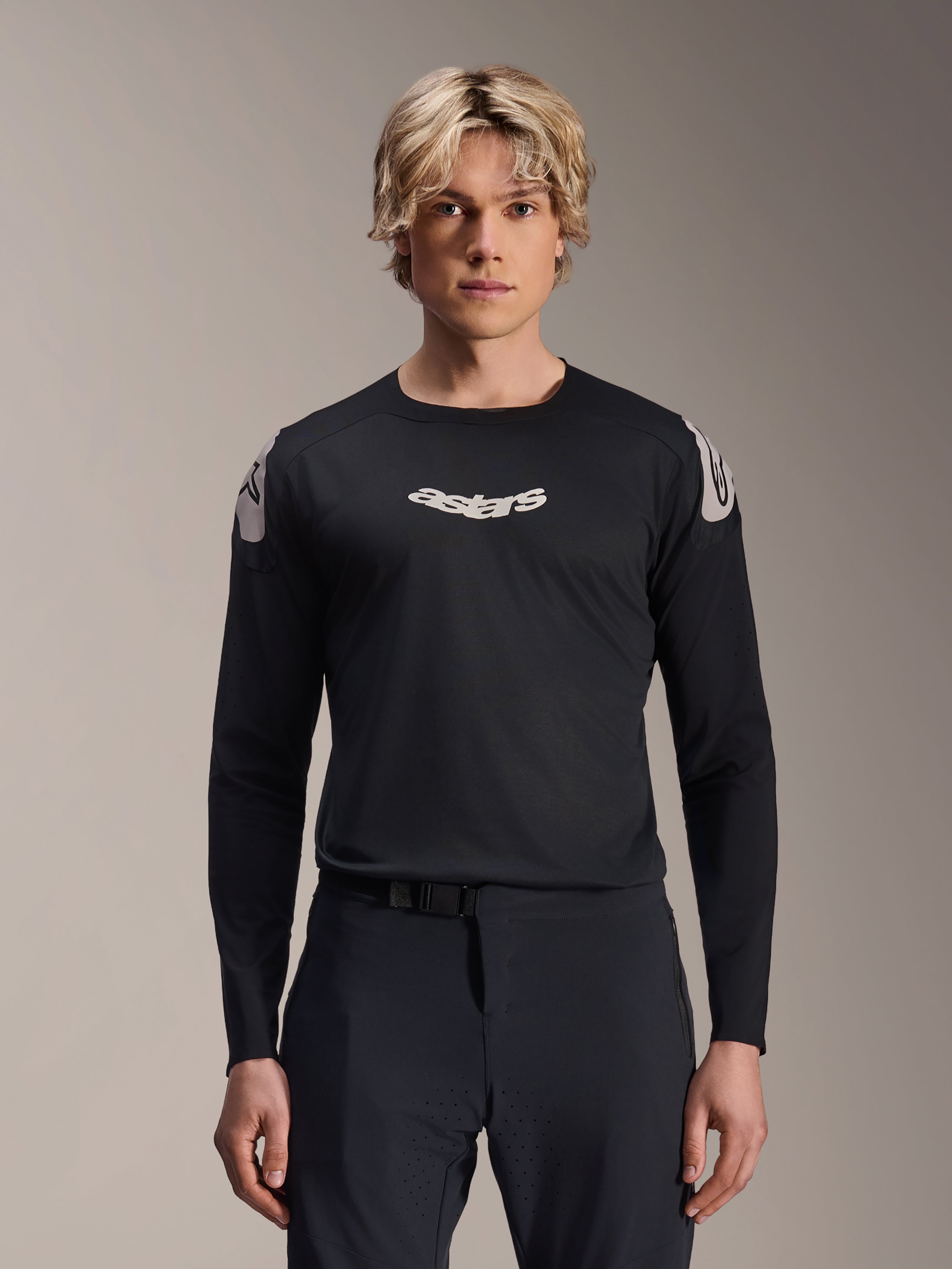 Alpinestars A-Aria Polartec Elite Jersey, jersey de MTB de manga larga, negro, con el logotipo 'astars' blanco en el pecho y gráficos blancos en los hombros, equipamiento de ciclismo de alto rendimiento lucido por un modelo