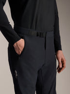 Pantalones Alpinestars A-Aria Elite, pantalones de MTB, Black Titanium, vista de cerca del cierre de hebilla magnética y bolsillo con cremallera, con ventilación perforada por láser y logotipo blanco de Alpinestars, equipamiento técnico para bicicleta de montaña