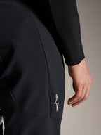 Primer plano de los pantalones Alpinestars A-Aria Elite en Black Titanium, con un bolsillo lateral con cremallera y un pequeño logo de estrella blanca, pantalones técnicos de montaña diseñados para ciclismo de alto rendimiento