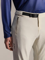 Pantalones Alpinestars A-Aria Elite, pantalones de ciclismo de montaña, color crudo, primer plano con cierre de cintura de hebilla magnética negra, bolsillo con cremallera y perforaciones láser para ventilación, equipamiento de ciclismo todoterreno de alto rendimiento.