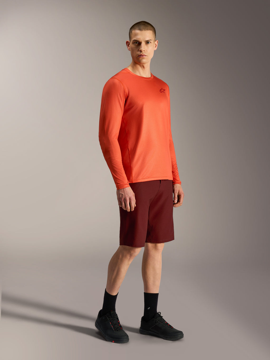 Jersey de manga larga Alpinestars A-Dura Air naranja y pantalones cortos A-Dura Ride bordeaux, equipación para MTB.