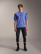 Alpinestars A-Aria Lite Short, pantalones cortos de ciclismo de montaña para hombre, negros, usados con jersey de manga corta morado claro y rodilleras negras, ropa técnica de MTB para alto rendimiento