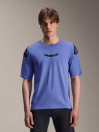 Alpinestars A-Aria Polartec Elite Jersey, camiseta de manga corta para MTB, color azul Baja, usada por un modelo masculino, con el logotipo 'astars' negro en el pecho y logotipos en los hombros, ropa técnica de alto rendimiento para trail.