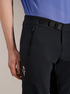 Alpinestars A-Aria Elite Shorts, shorts de ciclismo de montaña, Black Titanium, con un cierre de hebilla magnética, bolsillo con cremallera y logotipo blanco de Alpinestars, combinados con un jersey de ciclismo azul, equipamiento de alto rendimiento para MTB