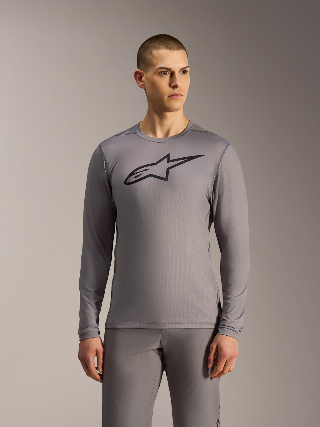 Jersey Alpinestars A-Dura Ride de manga larga gris, con logotipo negro y confección en malla de alto rendimiento.