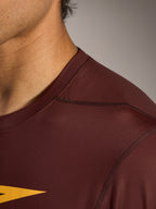 Jersey A-Dura Ride burdeos con tejido jacquard texturizado y costura ergonómica en el hombro.