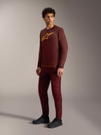 Camiseta A-Dura Ride burdeos de manga larga con logo Astars amarillo, pantalones a juego y calzado de ciclismo negro.