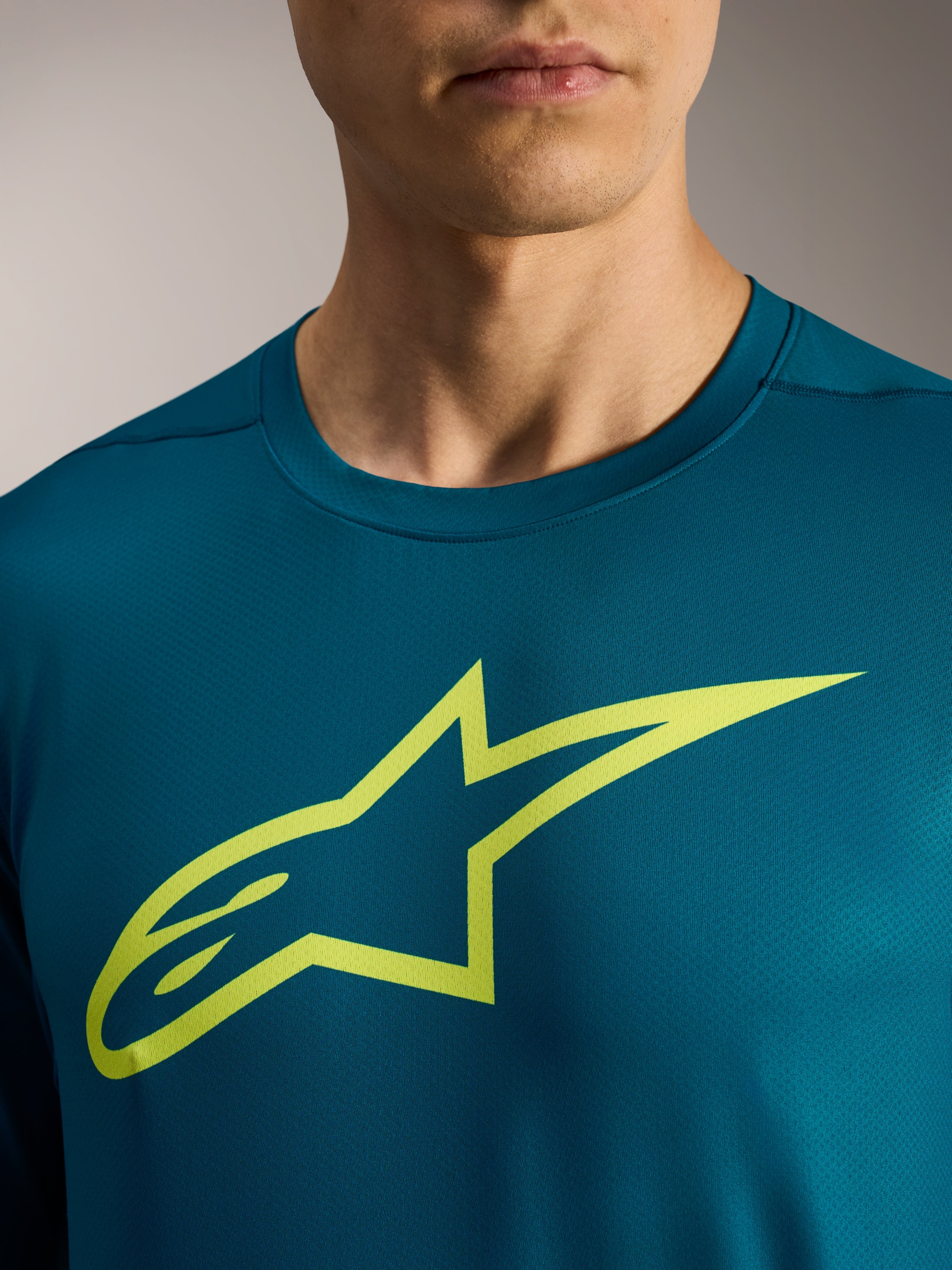 Camiseta A-Dura Ride de manga larga azul verde con logo Astars verde lima, prenda de MTB de alto rendimiento.