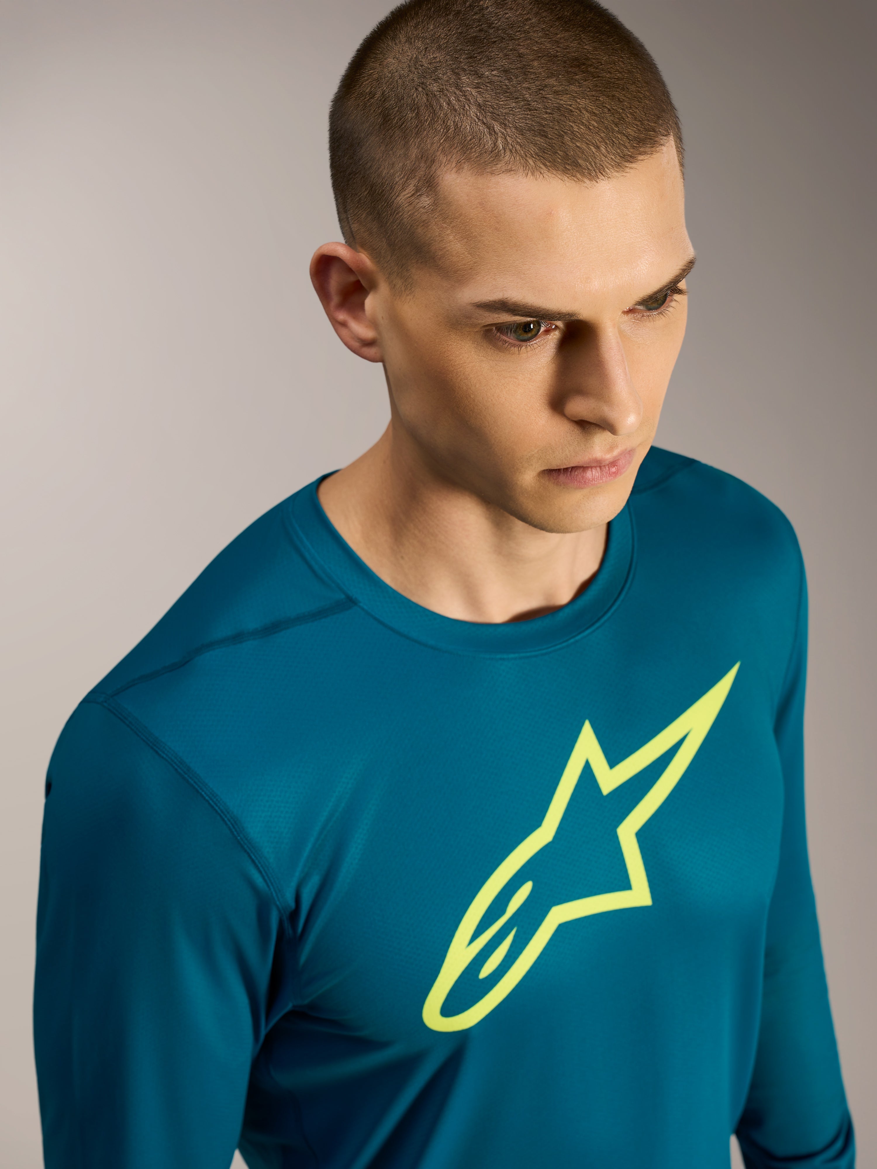 Jersey Alpinestars A-Dura Ride de manga larga, top de MTB verde azulado con logo Astars amarillo y tejido elástico.
