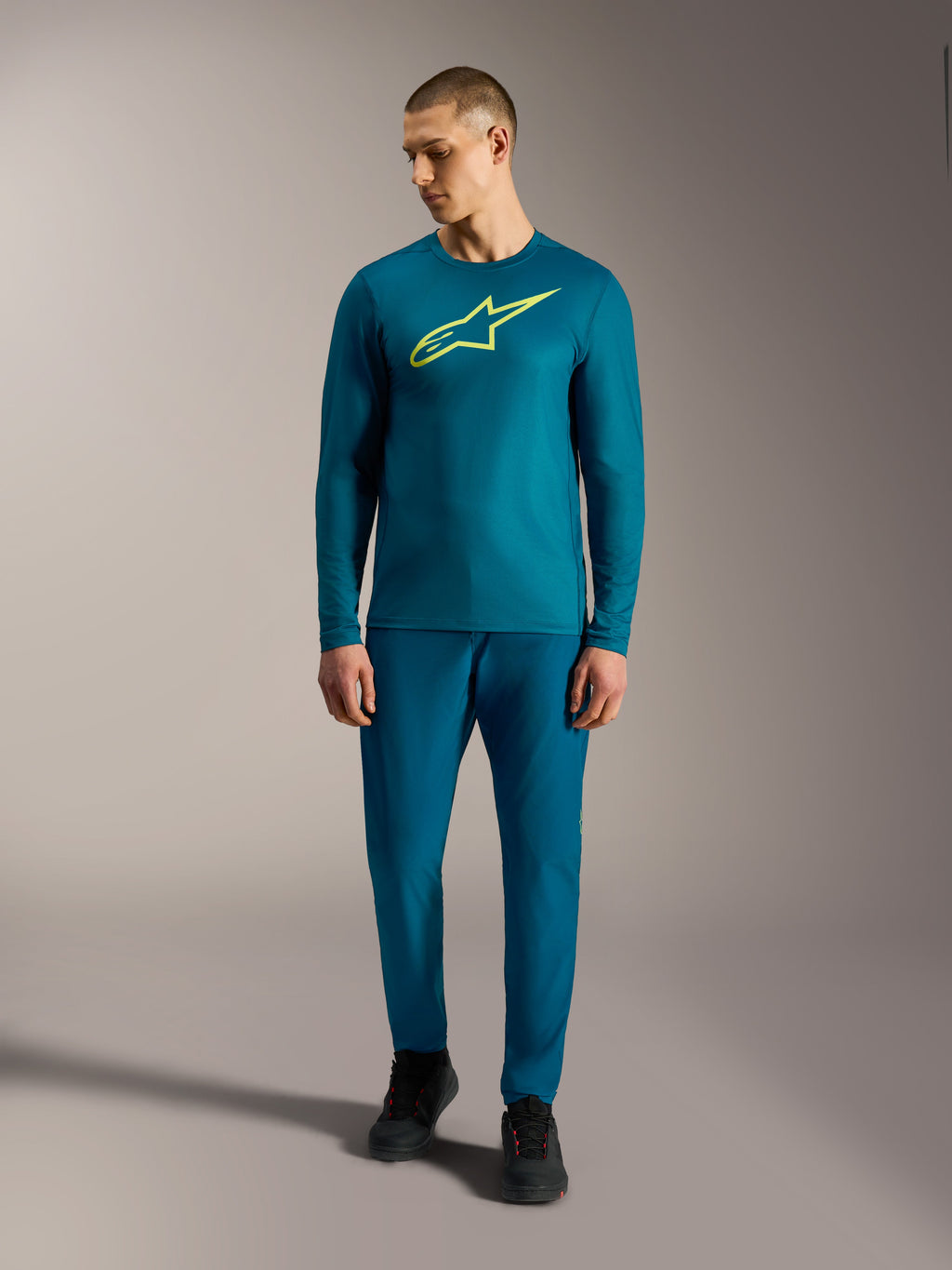 Camiseta Alpinestars A-Dura Ride de manga larga en azul verde con logo amarillo lima, ropa de MTB para hombre.