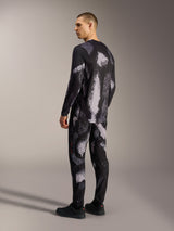 Jersey Alpinestars A-Dura Ride de manga larga en Black Camo, prenda técnica de MTB con patrón abstracto sobre modelo.