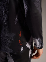 Jersey A-Dura Ride de manga larga en camuflaje negro, con patrón jacquard texturizado y logotipo naranja de Alpinestars.