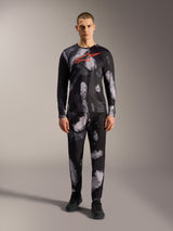 Camiseta A-Dura Ride manga larga, camuflaje negro con logo Astars rojo y pantalones a juego, estilo MTB de alto rendimiento.