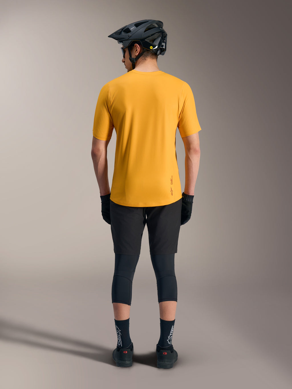Jersey naranja de manga corta A-Dura Ride, vista trasera con cola caída y detalle de logo para ciclismo de montaña.