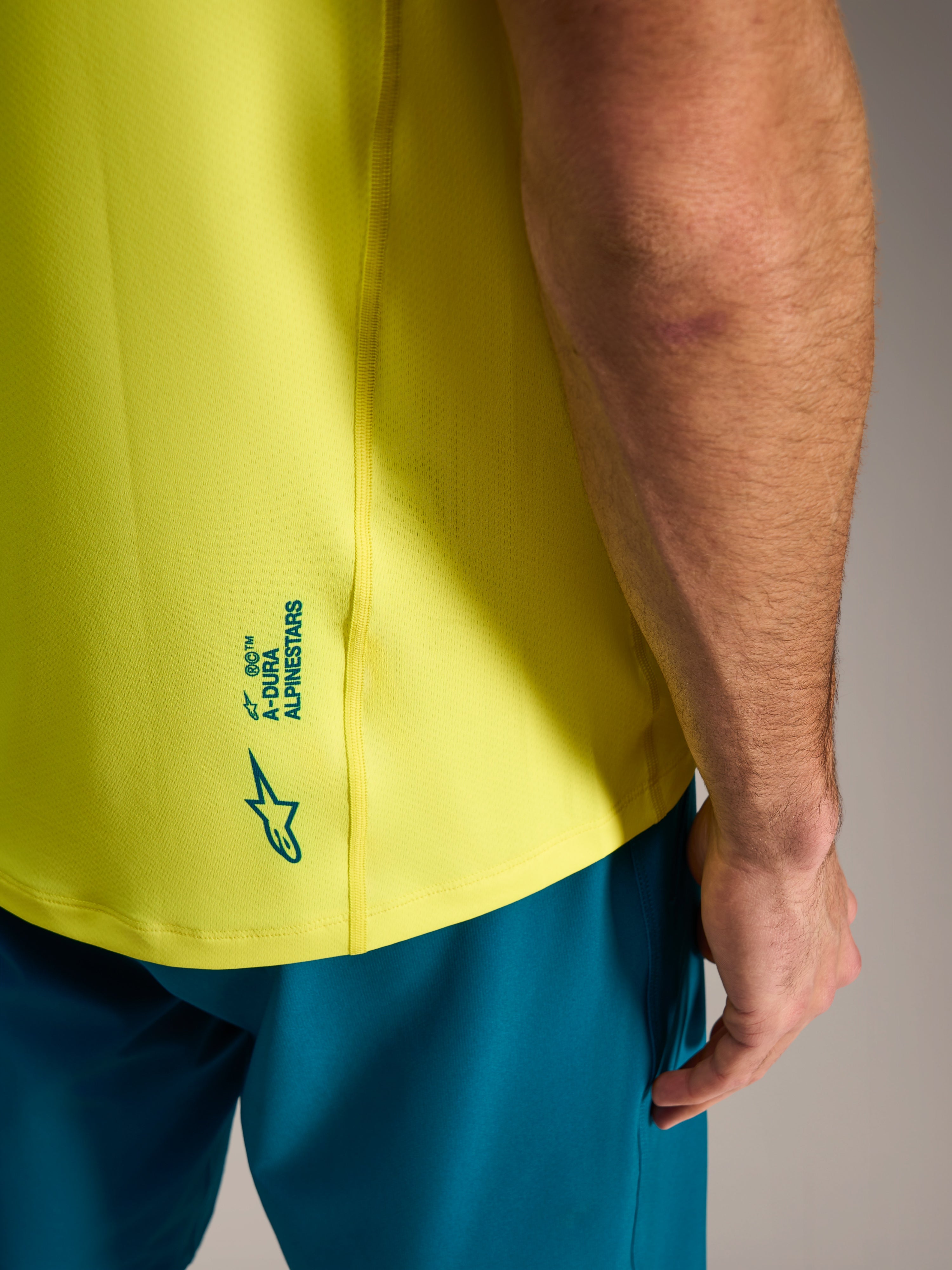 Camiseta A-Dura Ride amarillo flúor con logotipo Alpinestars en la espalda, prenda ligera de MTB.