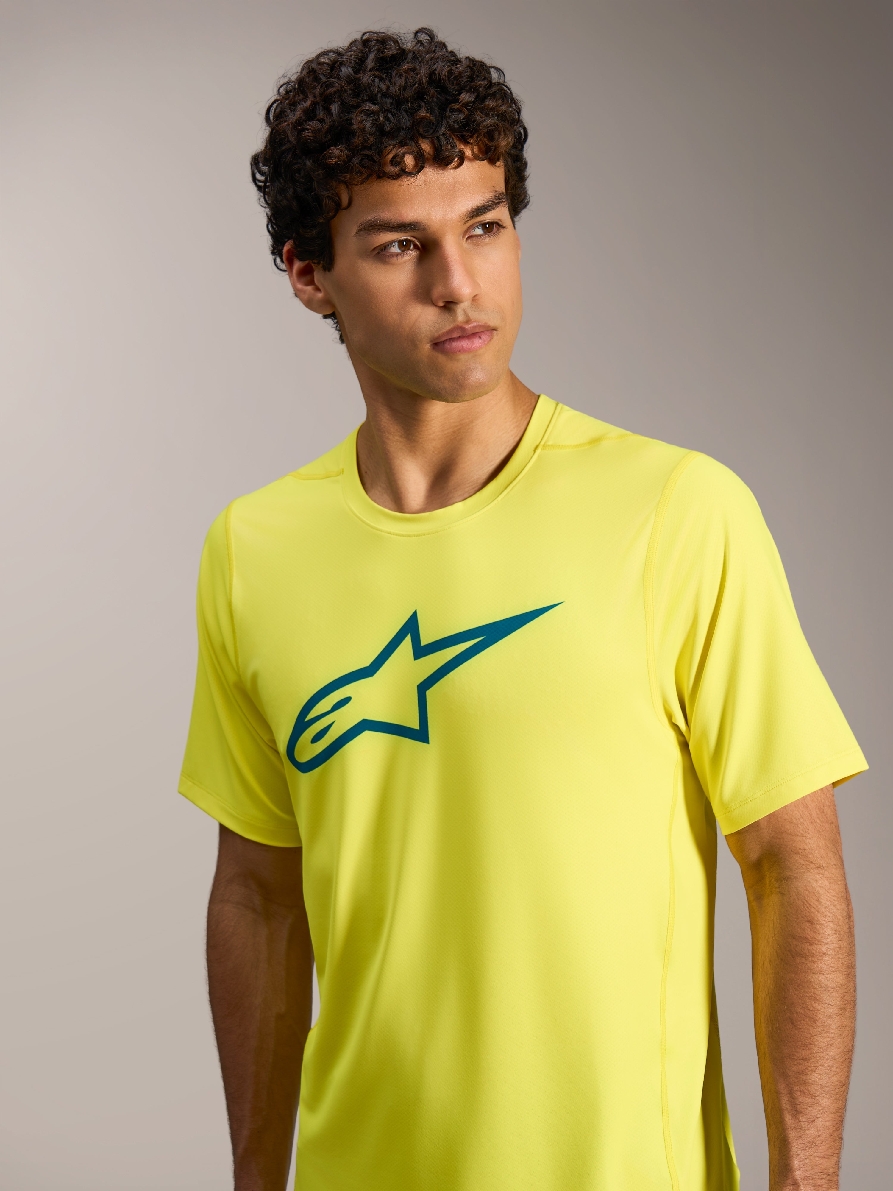 Camiseta A-Dura Ride de manga corta en Yellow Fluo, con logotipo Astars turquesa, diseñada para MTB de alto rendimiento.