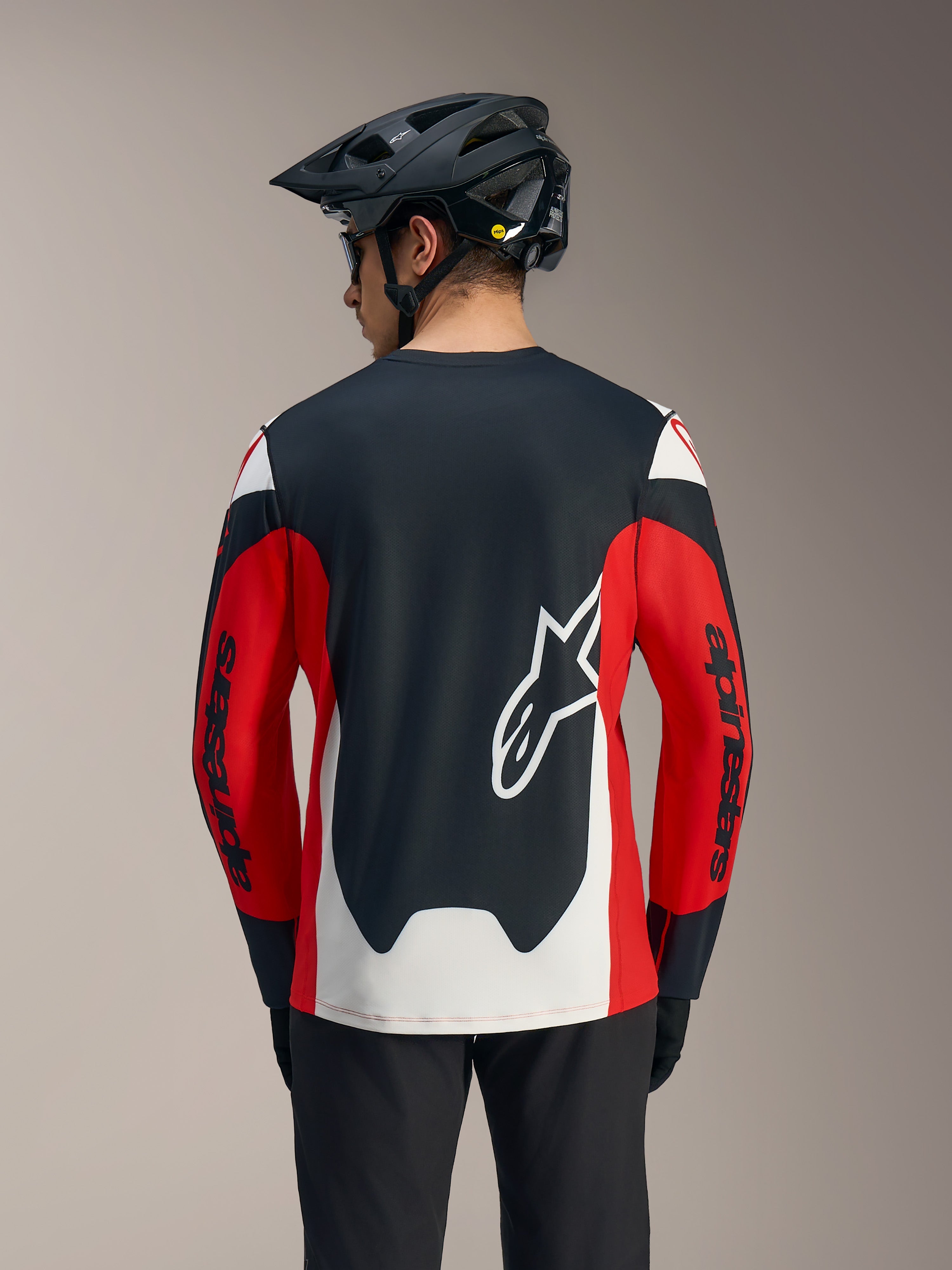Jersey Alpinestars A-Dura Race rojo y negro, manga larga con logo Astars blanco y diseño de competición en la espalda.
