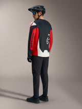 Jersey Alpinestars A-Dura Race rojo de manga larga con gráficos llamativos, vista trasera en conjunto de MTB.