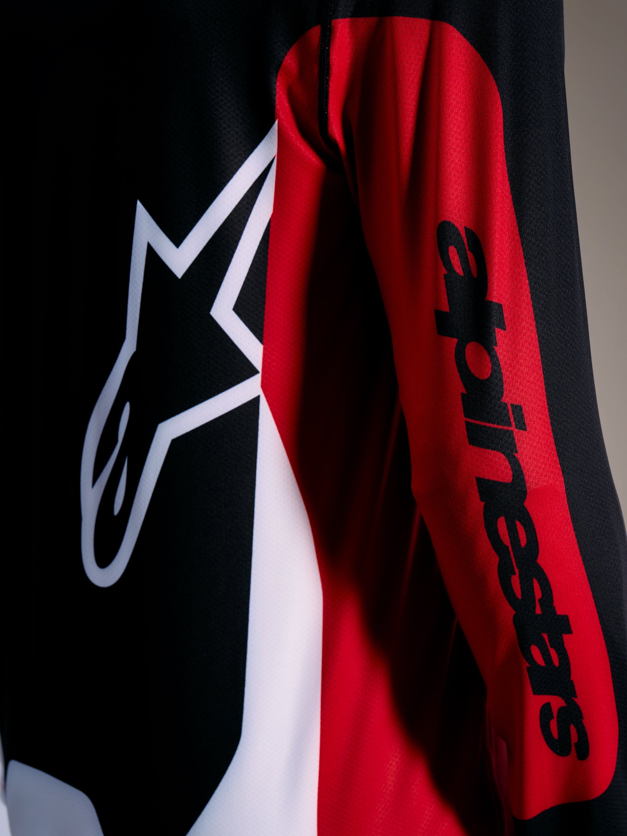 Jersey Alpinestars A-Dura Race rojo con logo Astars blanco y marca negra en la manga, prenda técnica de MTB