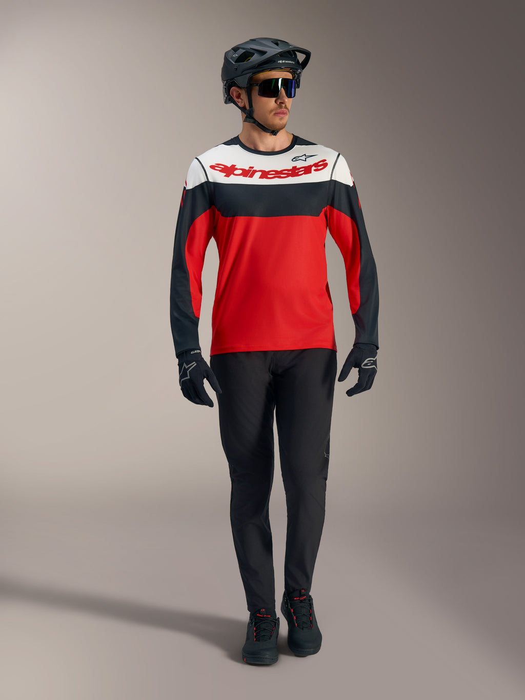 Jersey A-Dura Race rojo de manga larga con paneles blancos y negros, pantalones de MTB y equipo de protección racing