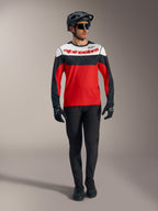 Jersey A-Dura Race rojo de manga larga con paneles blancos y negros, pantalones de MTB y equipo de protección racing