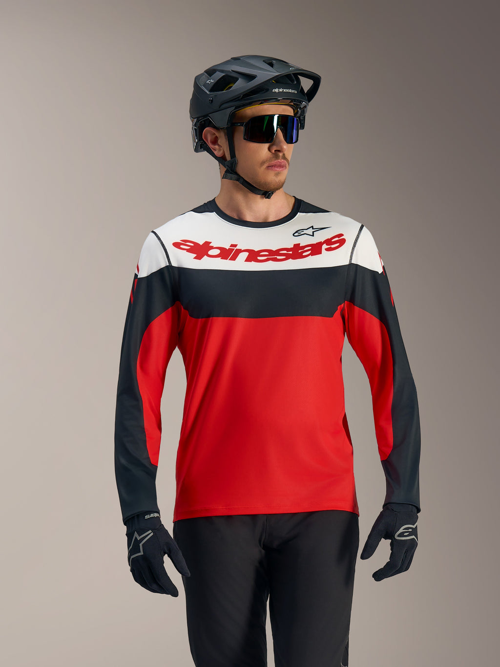 Jersey Alpinestars A-Dura Race de manga larga, rojo, negro y blanco con logo, diseñado para el rendimiento en MTB.