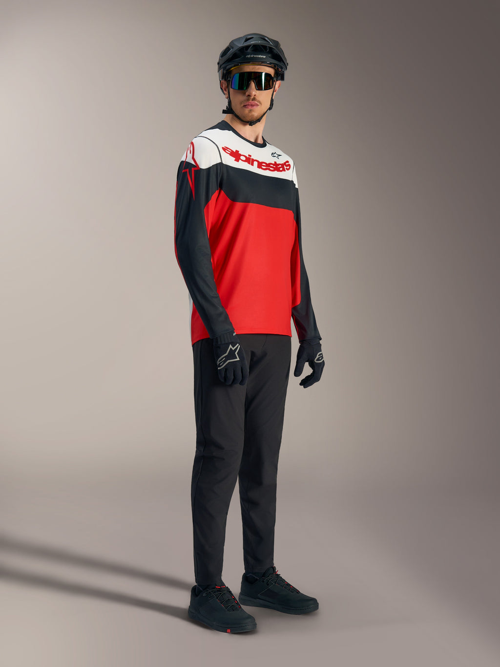 Camiseta Alpinestars A-Dura Race roja, negra y blanca de manga larga con logos, y equipación profesional de MTB.