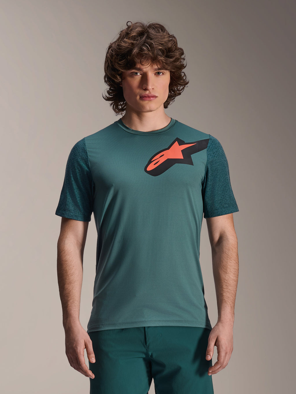 Alpinestars A-Dura Lipan Jersey, camiseta de manga corta para MTB, color verde Silver Pine, logotipo de Astars grande en negro y naranja en el pecho, ajuste regular, tejido ligero de alto rendimiento para ciclismo de montaña