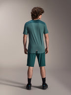 Alpinestars A-Dura Shorts y Jersey A-Dura Lipan SS, color verde Dark Pine, vista trasera en un modelo, ropa de alto rendimiento para bicicleta de montaña que incluye jersey de manga corta y shorts a juego, equipación de ciclismo off-road