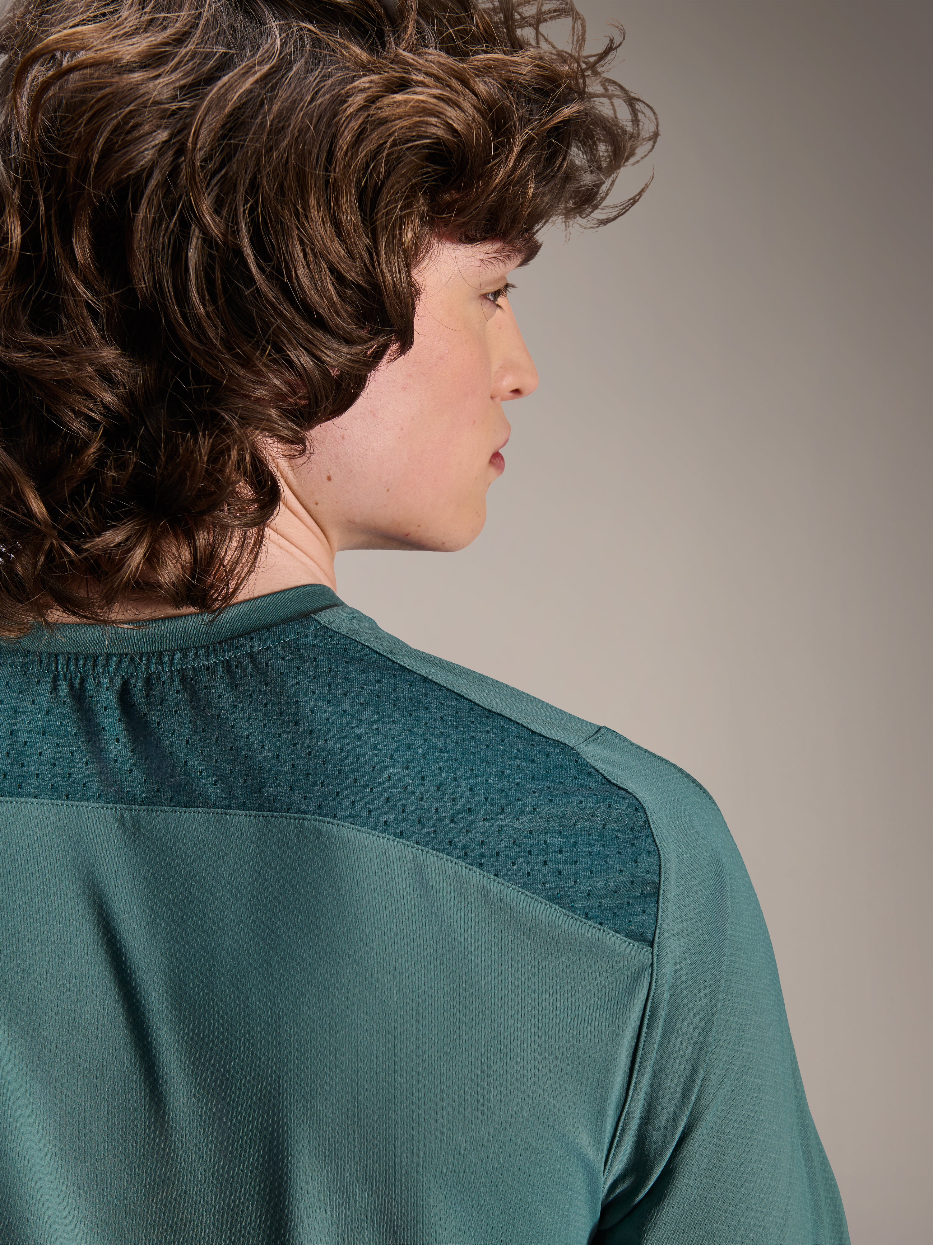 Alpinestars A-Dura Lipan Jersey - Manga Corta, verde Silver Pine, primer plano de la zona posterior del hombro que muestra la textura del tejido jacquard y paneles de malla transpirable, equipamiento de rendimiento casual para ciclismo de montaña