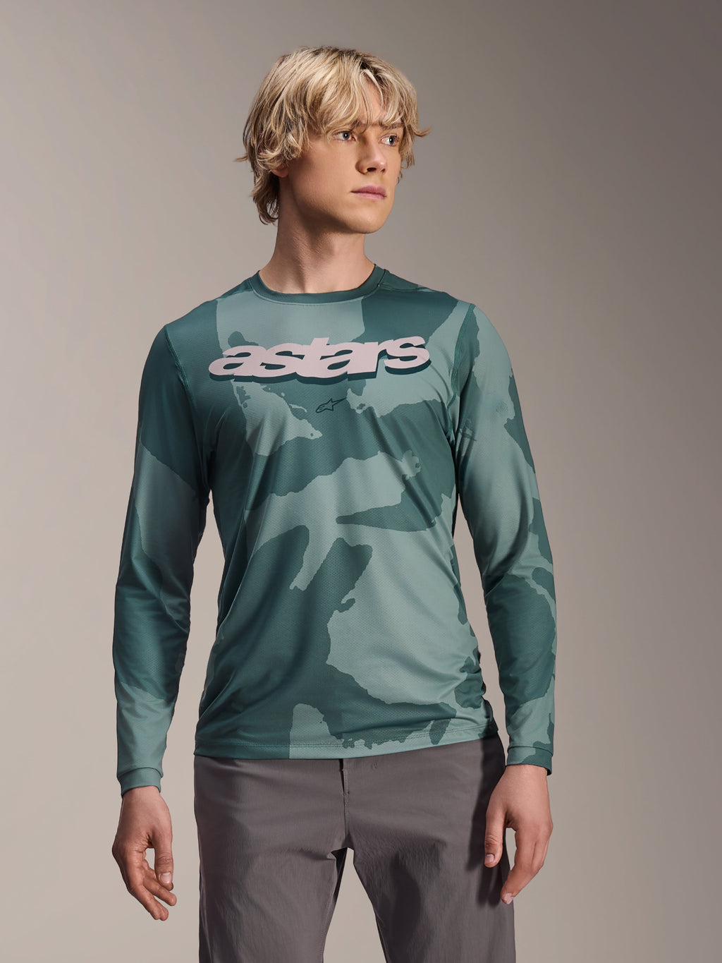 Alpinestars A-Dura Hollow Camo Long Sleeve Jersey, jersey de MTB, patrón de camuflaje verde Silver Pine Camo, logotipo grande de astars en gris claro en el pecho, usado con pantalones grises, ropa de alto rendimiento para ciclismo de montaña