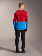 Camiseta MTB Alpinestars A-Dura ASTARS 2.0 con degradado rojo brillante y azul, vista trasera en modelo.