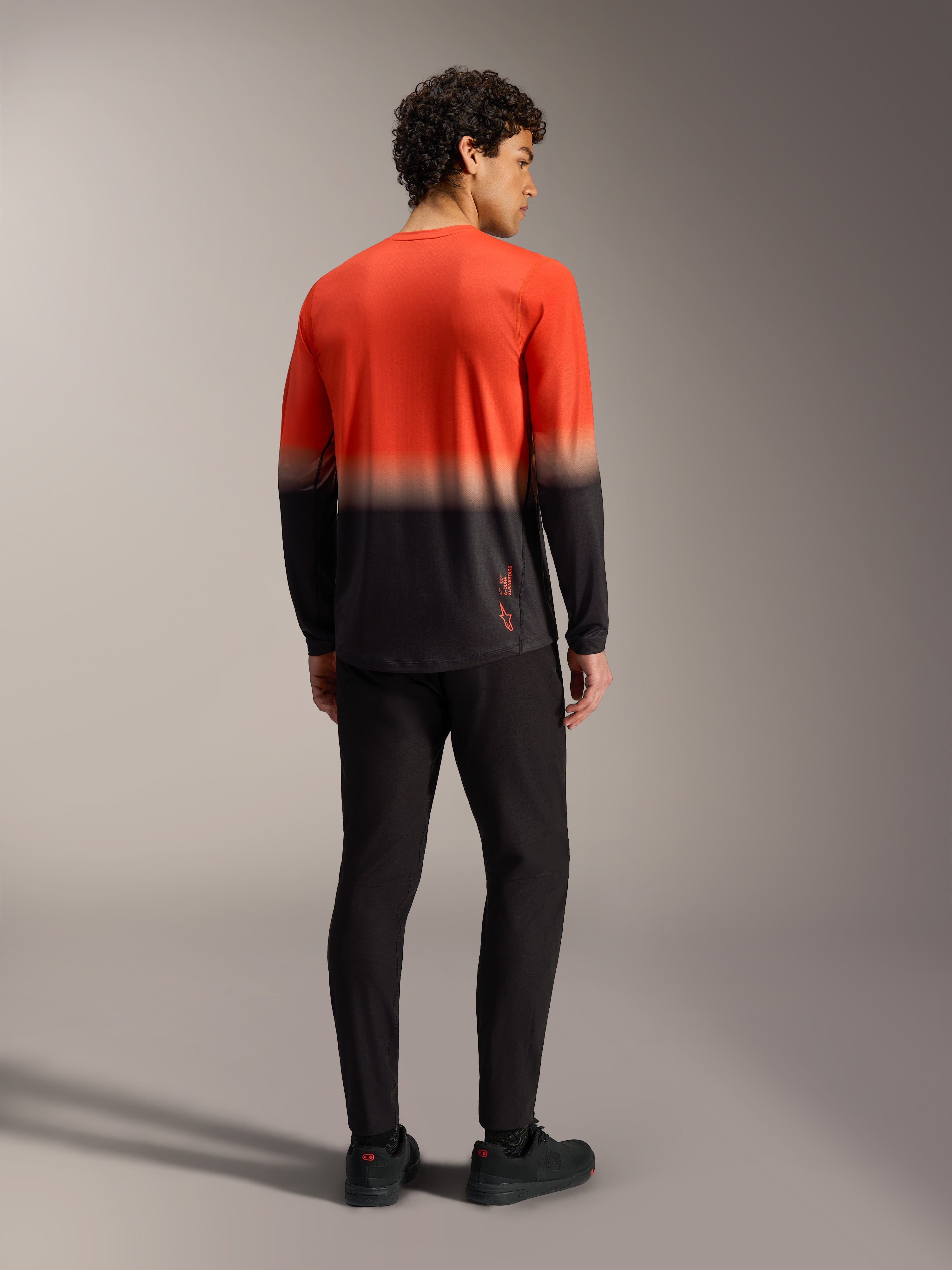 Camiseta A-Dura ASTARS 2.0 de manga larga con degradado naranja y negro para MTB, vista desde la espalda.