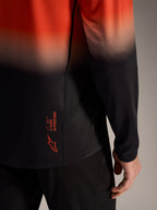 Camiseta A-Dura ASTARS 2.0, degradado naranja a negro, logo en la espalda baja y tejido jacquard transpirable.