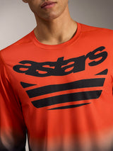 Camiseta A-Dura ASTARS 2.0 naranja y negra de manga larga, con llamativo logo en el pecho y tejido jacquard elástico.