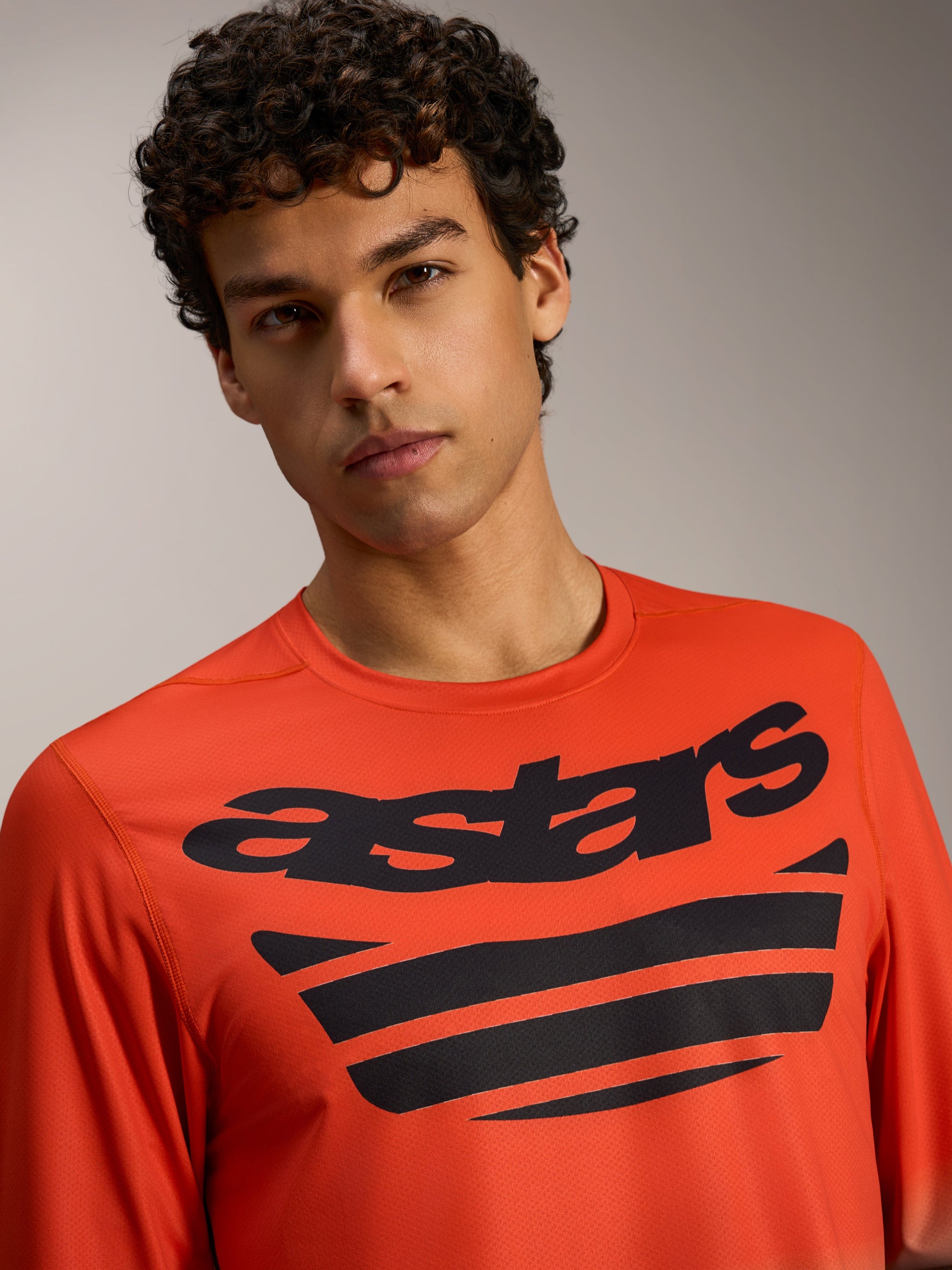 Camiseta A-Dura ASTARS 2.0 naranja de manga larga con logos negros, prenda de alto rendimiento para ciclistas de MTB.