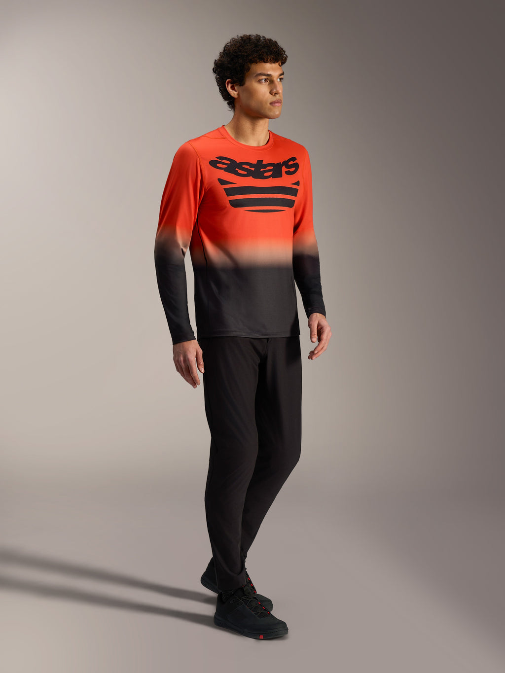 Camiseta de manga larga A-Dura ASTARS 2.0 naranja y negra con logo en el pecho para ciclismo de montaña.